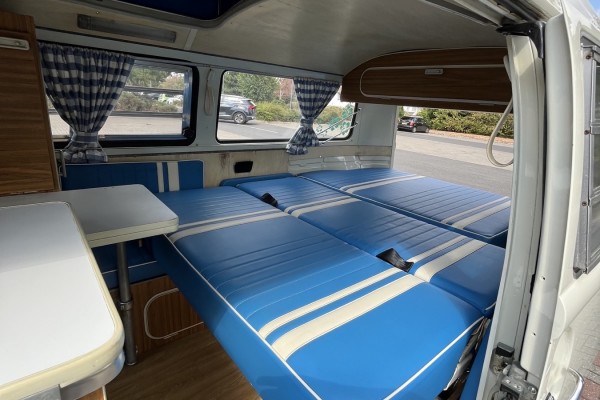 1973 Volkswagen Westfalia &ndash; Rock-and-Roll Bed Layout