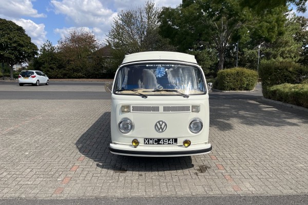 1973 Volkswagen Westfalia &ndash; Front View